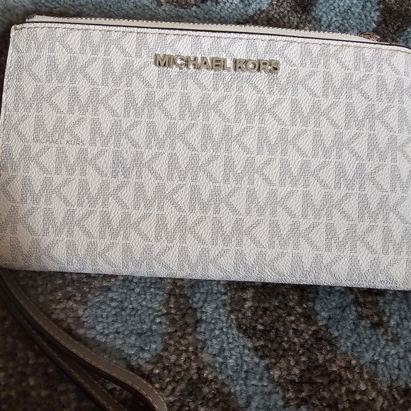 Michael Kors Jet Set Wristlet! - Picture 15 of 16
